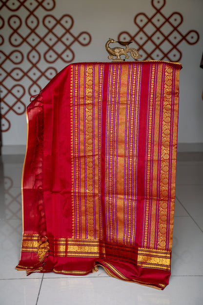 Cream with maroon rettaipet border